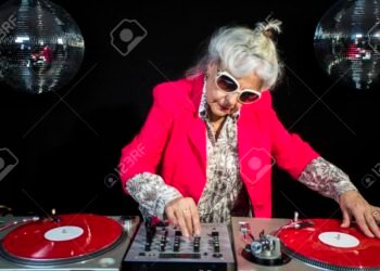 Alemania organiza un taller DJ para mujeres mayores de edad