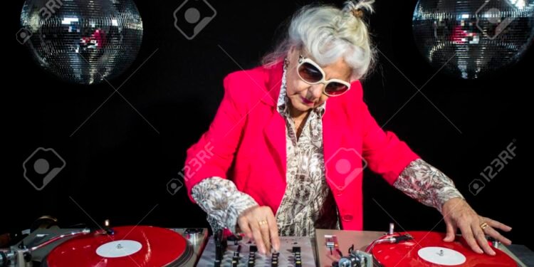 Alemania organiza un taller DJ para mujeres mayores de edad