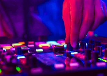 Liverpool destina dinero incautado por causas penales a talleres gratuitos de DJ