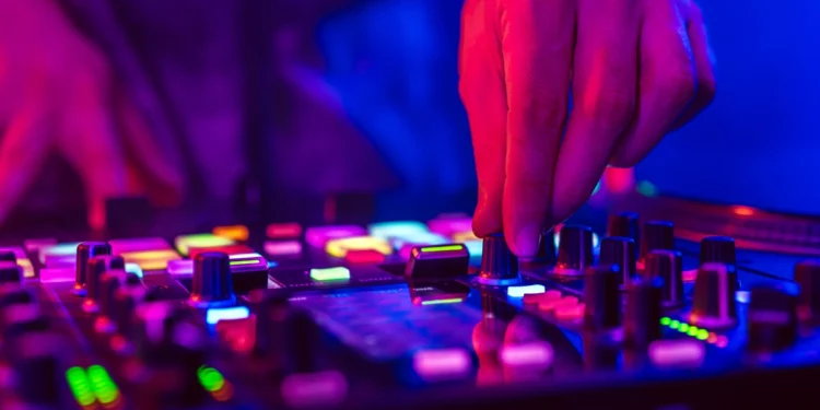 Liverpool destina dinero incautado por causas penales a talleres gratuitos de DJ