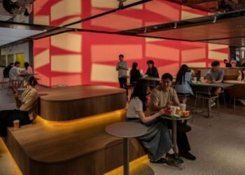 McDonald’s presenta un «motor de estado de ánimo» futurista en Hong Kong.