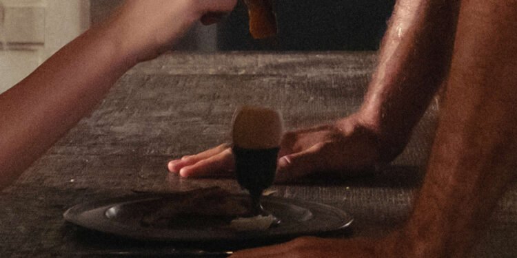 Charli XCX presenta ‘Chains Of Love’