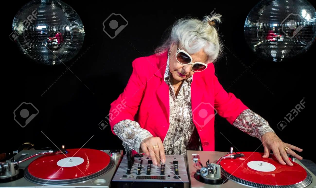 Alemania organiza un taller DJ para mujeres mayores de edad