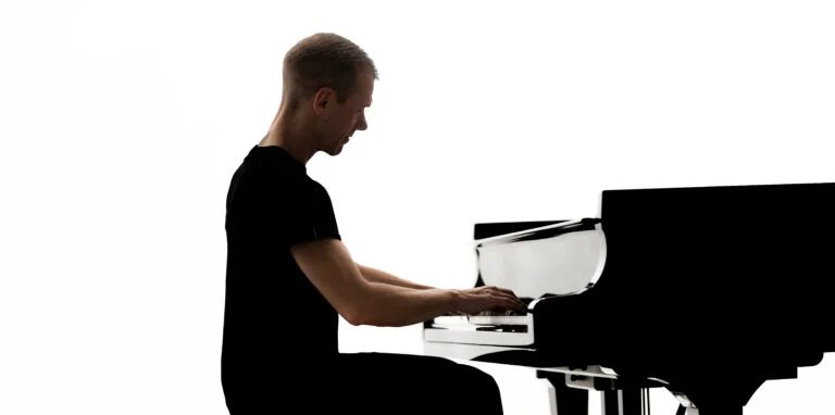 Armin van Buuren presenta su primer álbum acústico: ‘Piano’