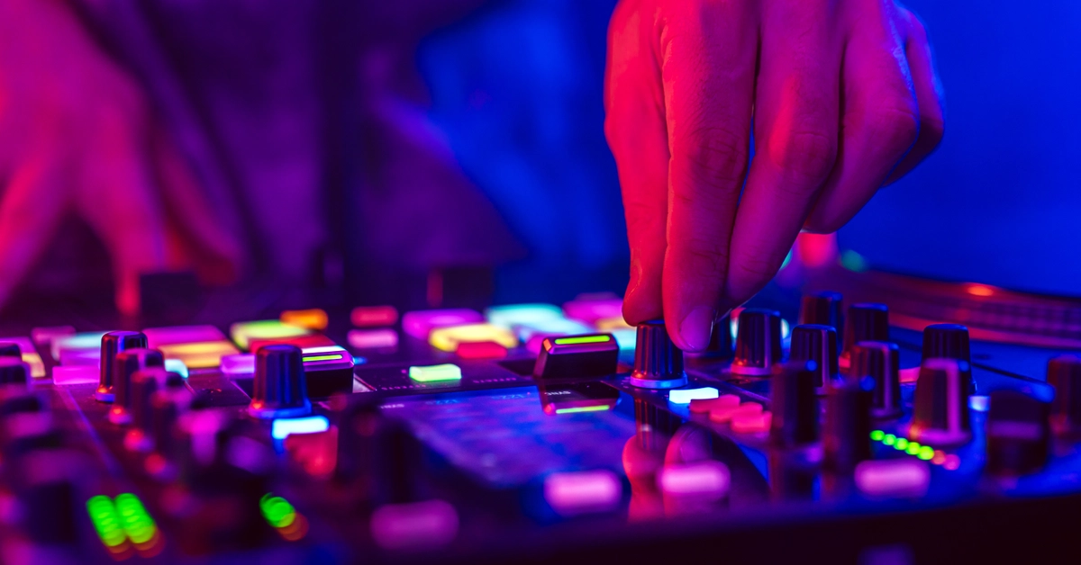 Liverpool destina dinero incautado por causas penales a talleres gratuitos de DJ