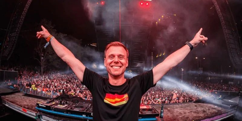 ARMIN VAN BUUREN INAUGURA SU RESIDENCIA EN USHUAÏA IBIZA