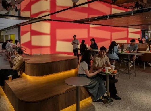 McDonald's presenta un "motor de estado de ánimo" futurista en Hong Kong.